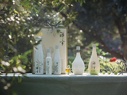 祥宇特級(jí)初榨橄欖油，純手工采摘、精選優(yōu)質(zhì)油橄欖鮮果，用意大利貝亞雷斯全自動(dòng)設(shè)備物理冷榨工藝，在鮮果采摘后8小時(shí)內(nèi)限時(shí)鮮榨而成。